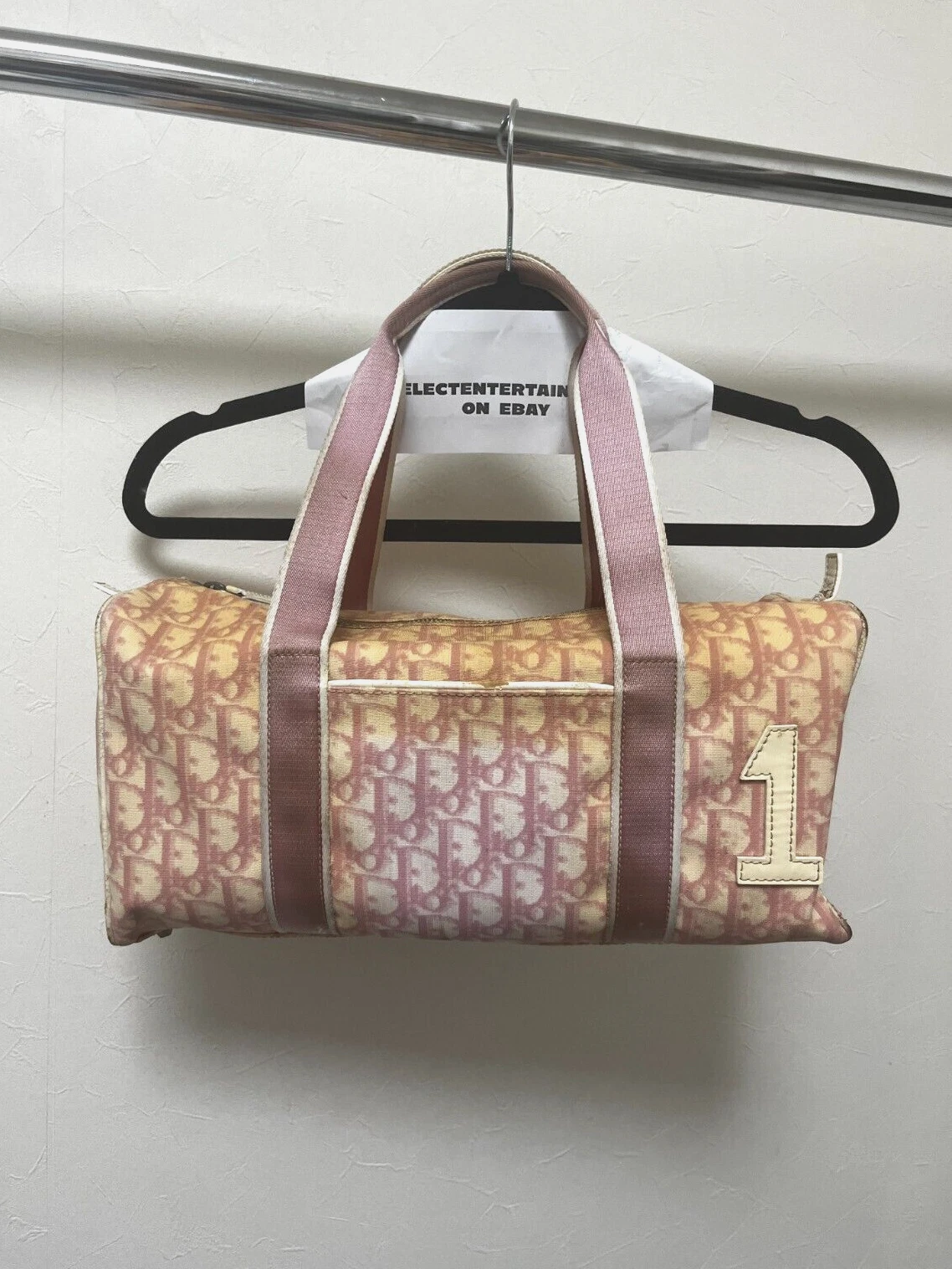 Sac à main Dior rose tonneau imprimé monogramme jaune