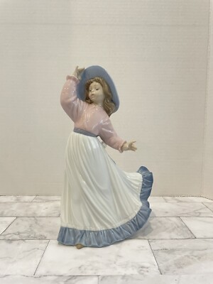 Lladro 1931 ''Caught in the Breeze  Paseo Por El Valle Exclusive Collectible