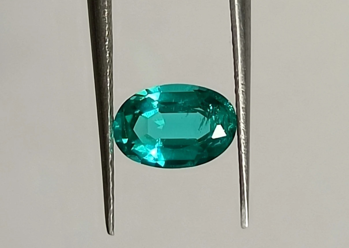 Apatite bleue azur de 1.67 carats pour sublimer votre style estival au quotidien