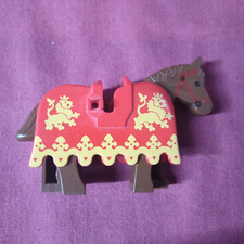 Lego Horse w/ Red Barding Ruffled Edges Yellow Lions Pattern 2490px3 6060 1584