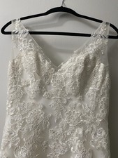 Ivory Lace Wedding Dress Mermaid Style Size 8 Zip Up With Button Overlay.