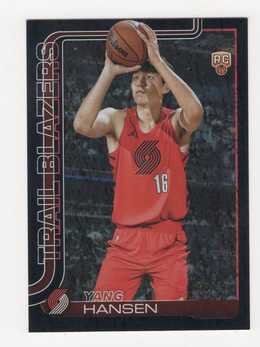 2025-26 TOPPS BASKETBALL BLACK HOLO FOIL 2/10 RC YANG HANSEN BLAZERS #216