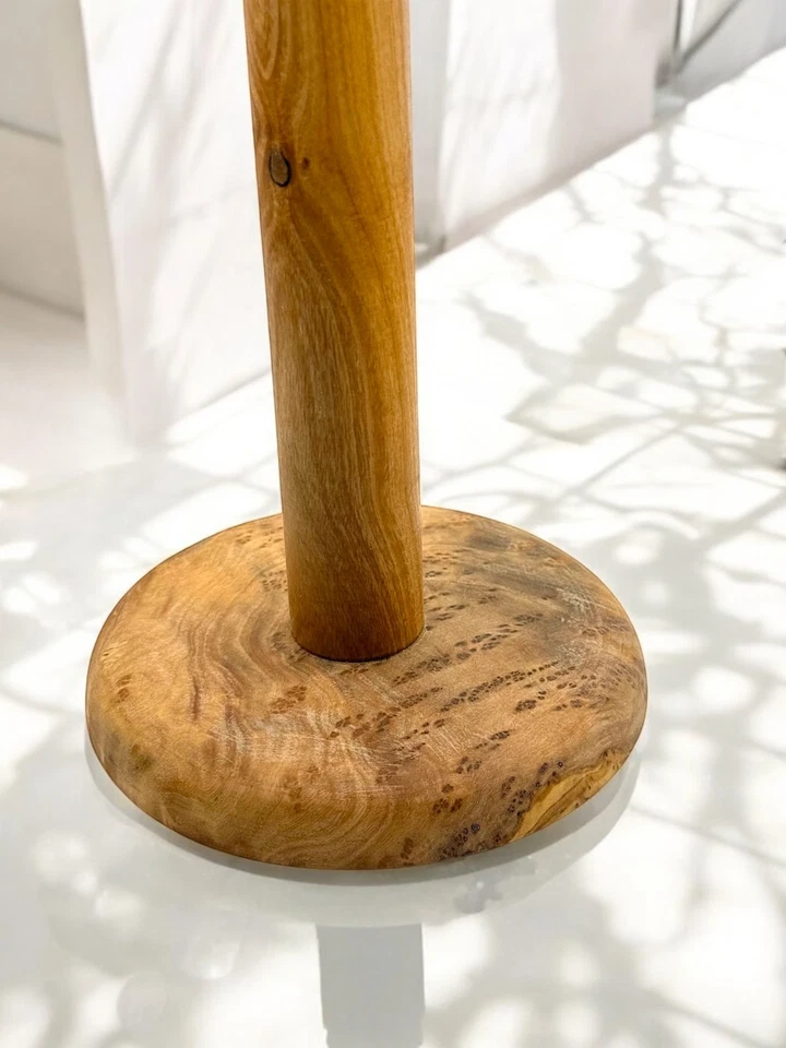 Soporte de papel de cocina de madera de olivo hecho a mano - Soporte para rollos de cocina elegante y duradero Foto 3 de 4