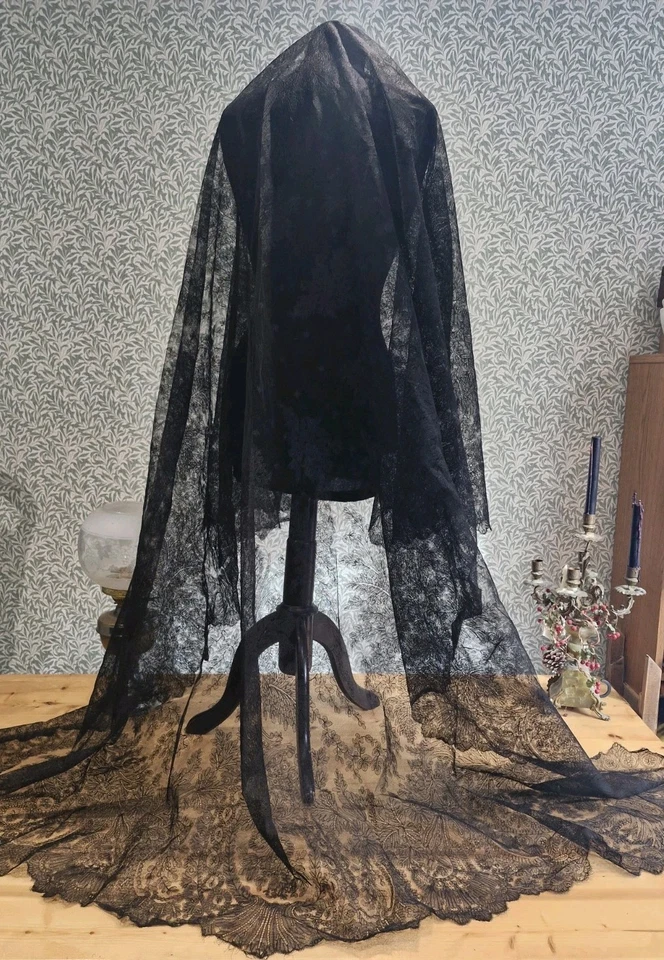 ANTIGUO CHAL DE ENCAJE MANTILLA ENORME NEGRO FLORAL CHANTILLY 1870 Foto 3 de 4