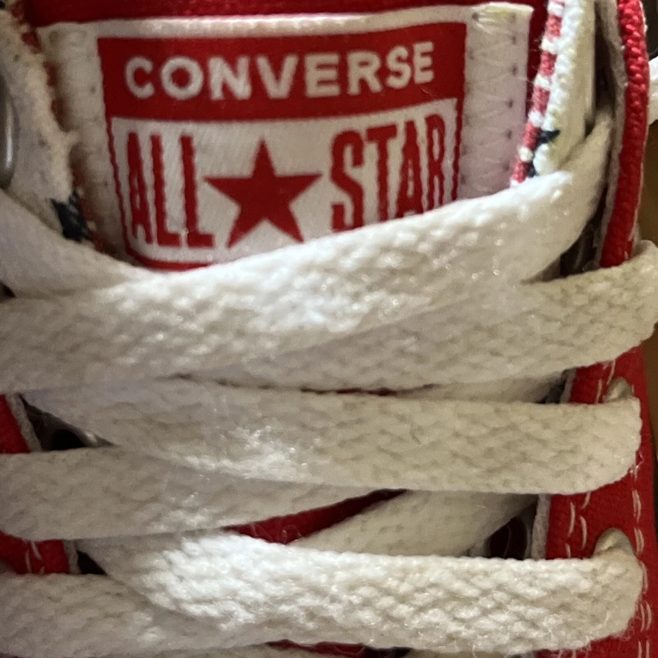 Sapatos juvenis Converse All Star tamanho 12 vermelho com estrelas azuis. FRETE GRÁTIS RÁPIDO!! - Imagem 4 de 4