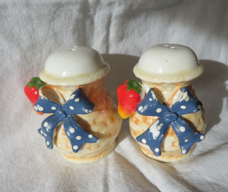 Strawberry Fruit Basket with Polka-dotted Bows Salt & Pepper Shakers