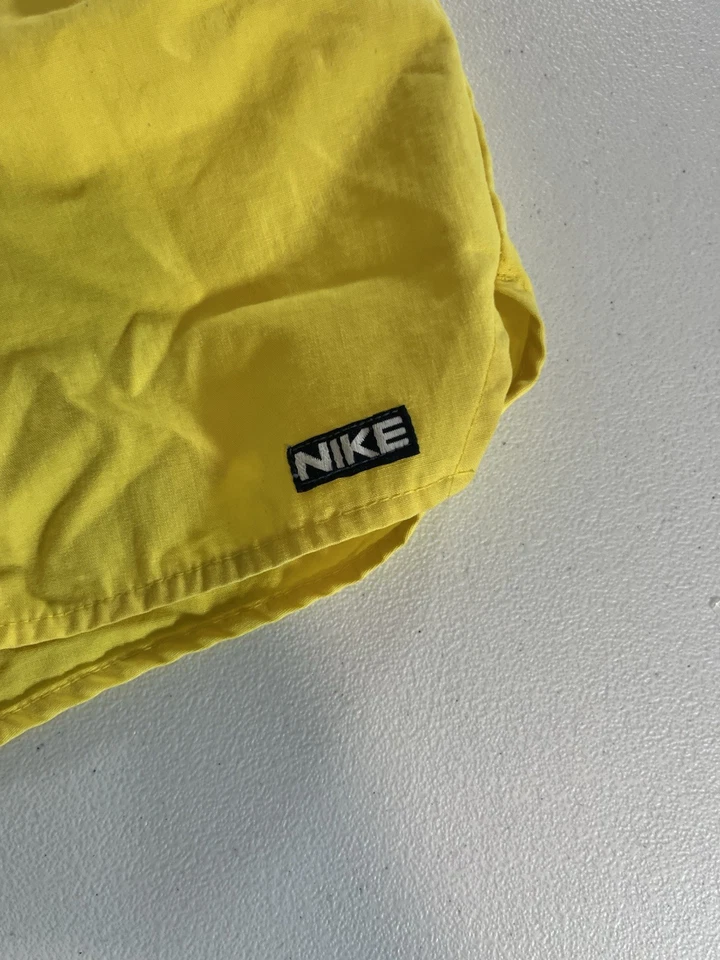 Camisas Nike amarillas vintage de los 90 medianas para hombre bañador pantalones cortos forrados de malla Foto 2 de 4
