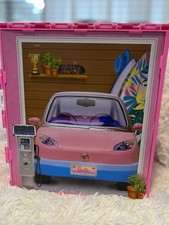 Casa de juegos de muñecas Barbie se cierra abierta muestra diferentes cosas en las fotos.