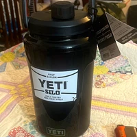 YETI Silo 1/2 Gallon Jug Double Wall Insulated Black w/ MagDock Chug Cap