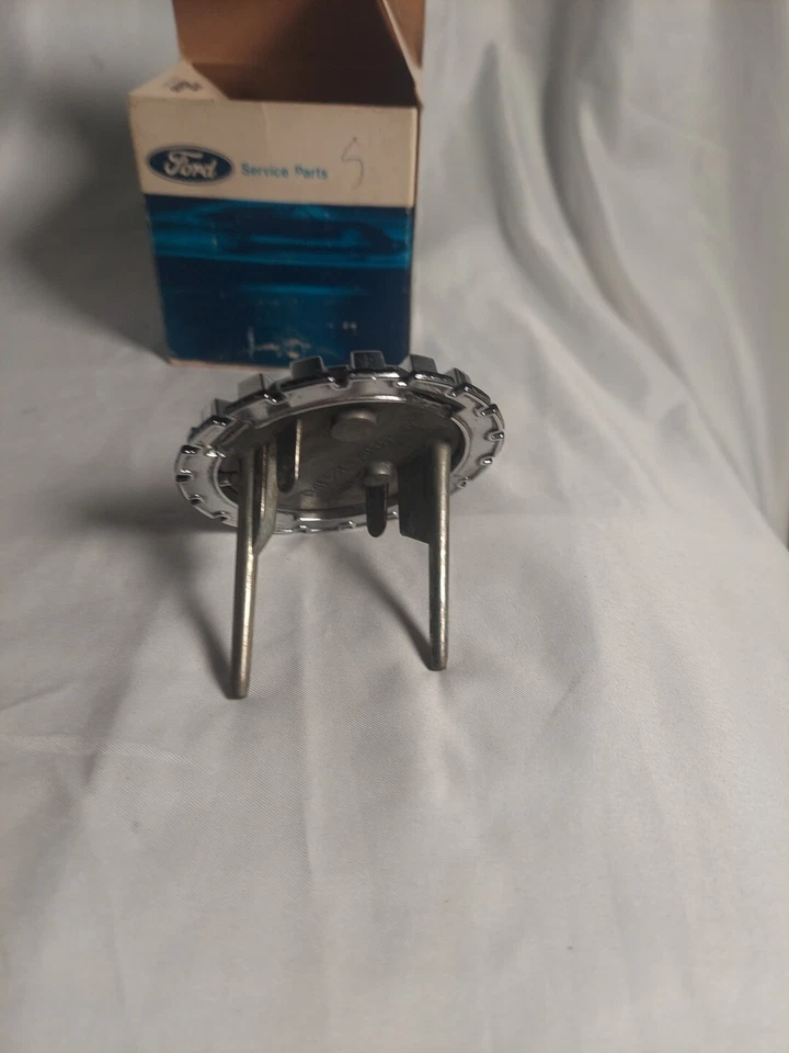 Ford Gran Torino 1974-75 emblema de parrilla deportiva D4OZ-8b3369-ba NOS Foto 2 de 4