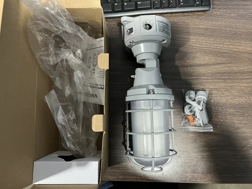 Satco/Nuvo 65-173 LED Adjustable Vapor Tight 20W, 2200L, 5000K Gray,100-277V NEW - Picture 1 of 3