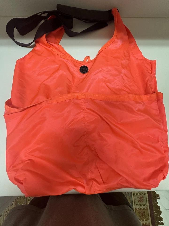 Bolso de Gimnasio Lululemon Naranja/Coral con Correa Foto 3 de 4