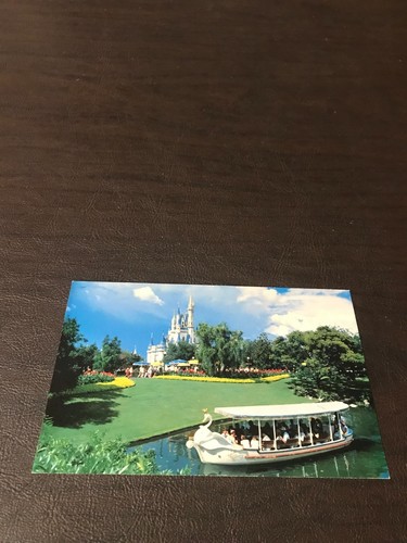 UNBESPIELTE POSTKARTE - WALT DISNEY WORLD - SCHWANENBOOTE....SLOT 177