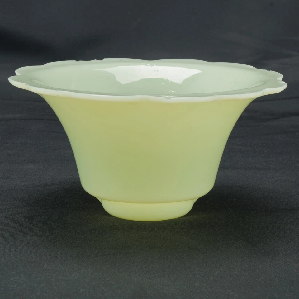 Cuenco chino con bordes festoneados de vidrio de Pekín alrededor de 1920 Foto 3 de 4