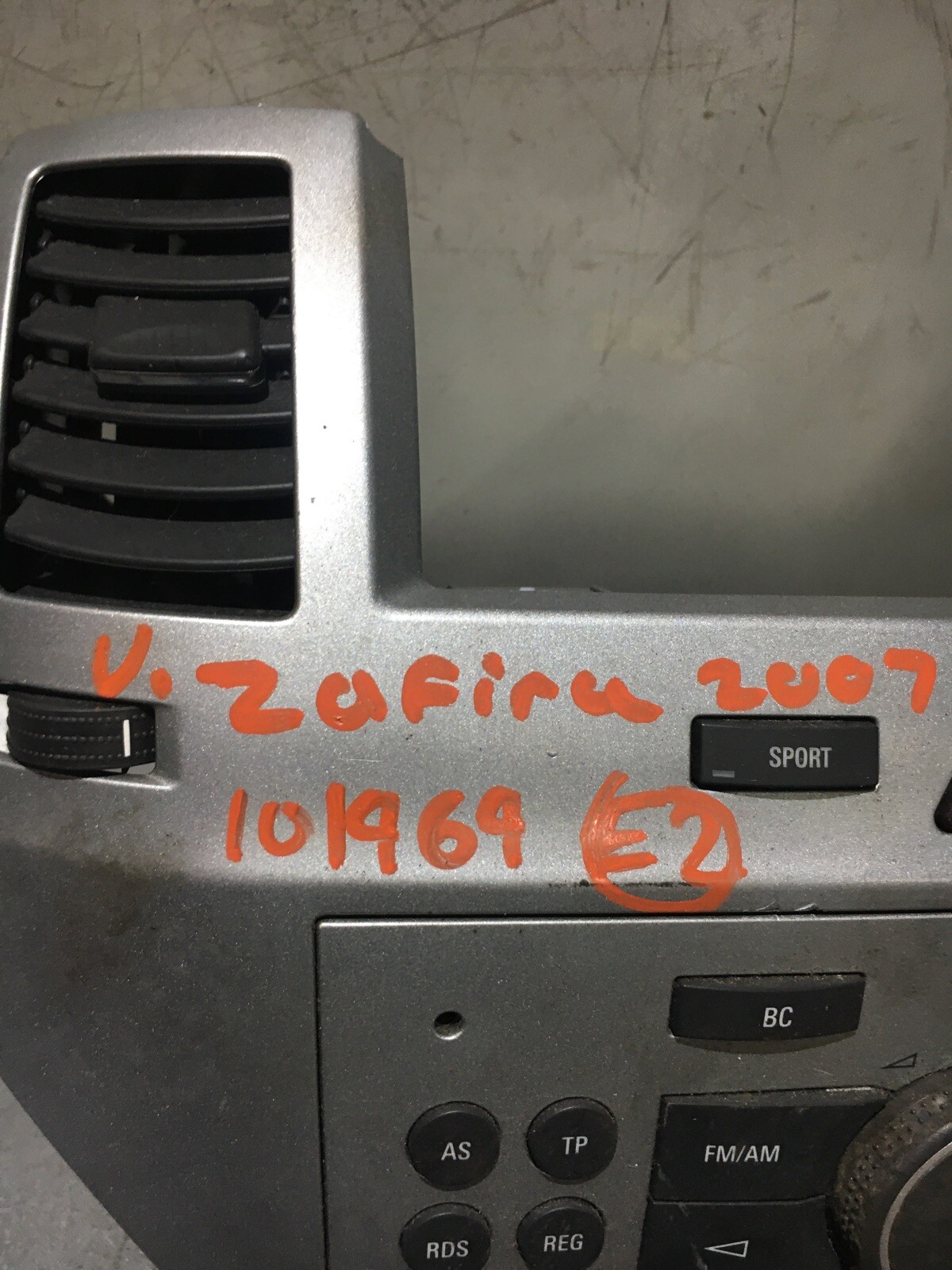 VAUXHALL ZAFIRA 2007 CENTRE DASHBOARD TRIM AIR VENTS, CD RADIO PLAYER