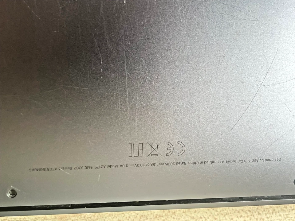 Apple MacBook Air 13.3"512GB SSD, Intel Core i5 10th Gen 1.2 GHz 8GB NON WORKING - Image 2 of 3