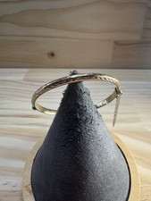 9ct Yellow Gold Hinged Bangle with Scale Pattern & Safety Chain – 6.1g – 6.5"