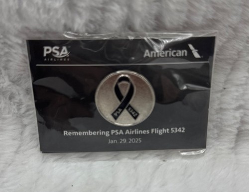PSA Airlines Flight 5342 Gedenk-Anstecknadel - Bild 1 von 6