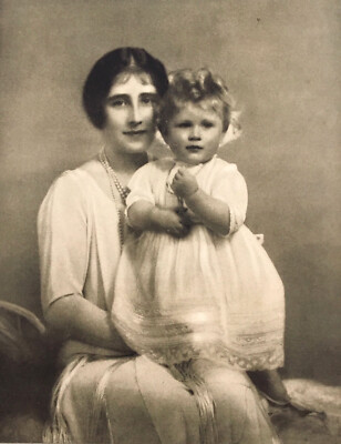 Queen Elizabeth Queen Mother & Queen Elizabeth II 1927 von Marcus Adams