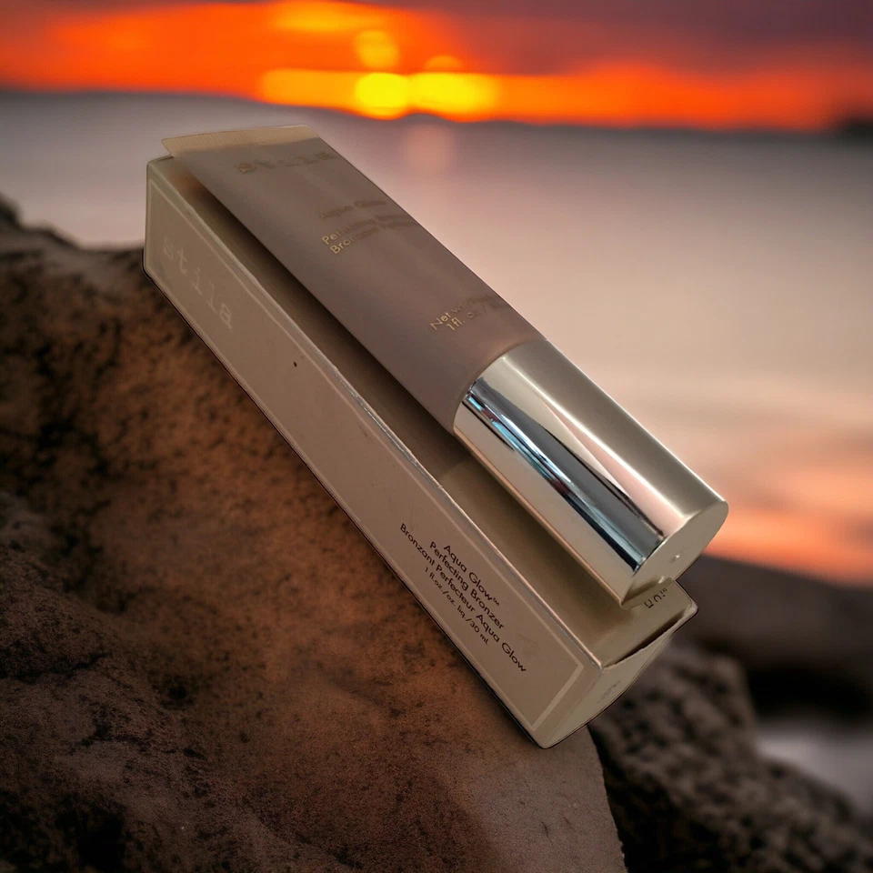 Bronceador Perfeccionador Stila Aqua Glow - Bronceador Gel Ligero - 1 fl. oz/30 ml Nuevo en Caja Foto 3 de 4