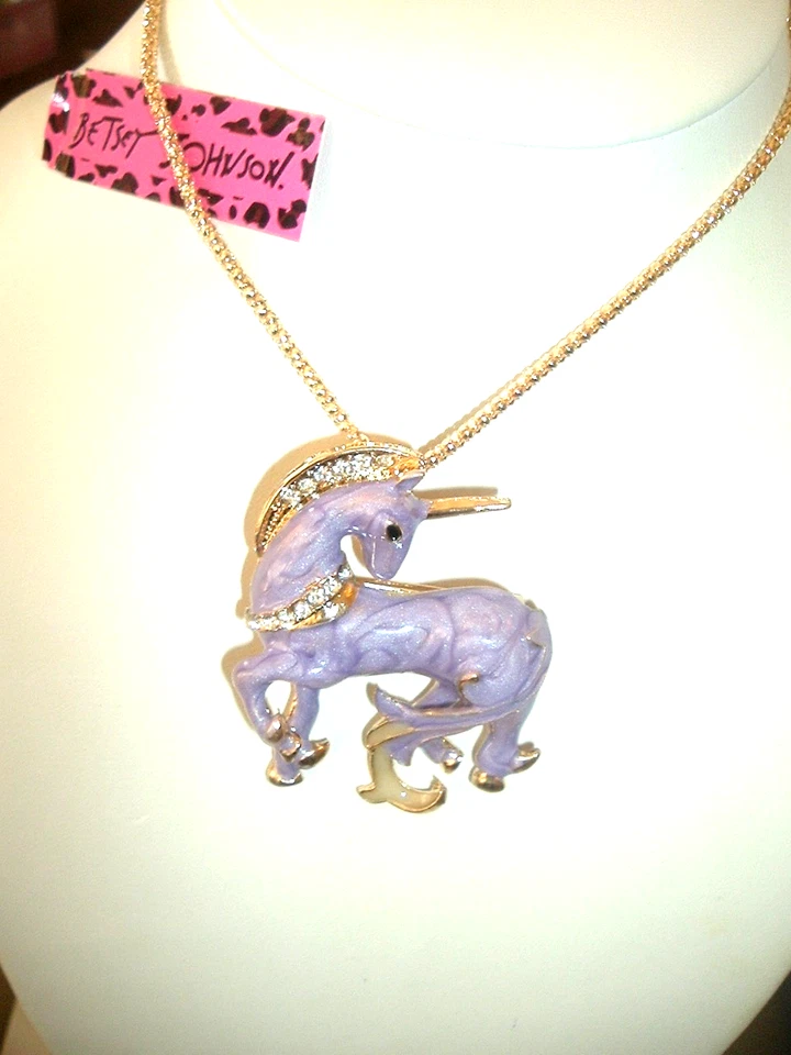 Pingente COLAR + BROCHE Betsey Johnson ESMALTE ROXO ACABAMENTO DOURADO CAVALO UNICÓRNIO - Imagem 2 de 4