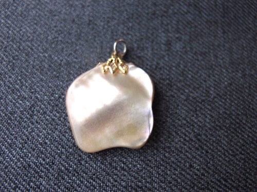 Vintage pearly cabochon plastic heart pin & free form mother of pearl pendant - Picture 5 of 11