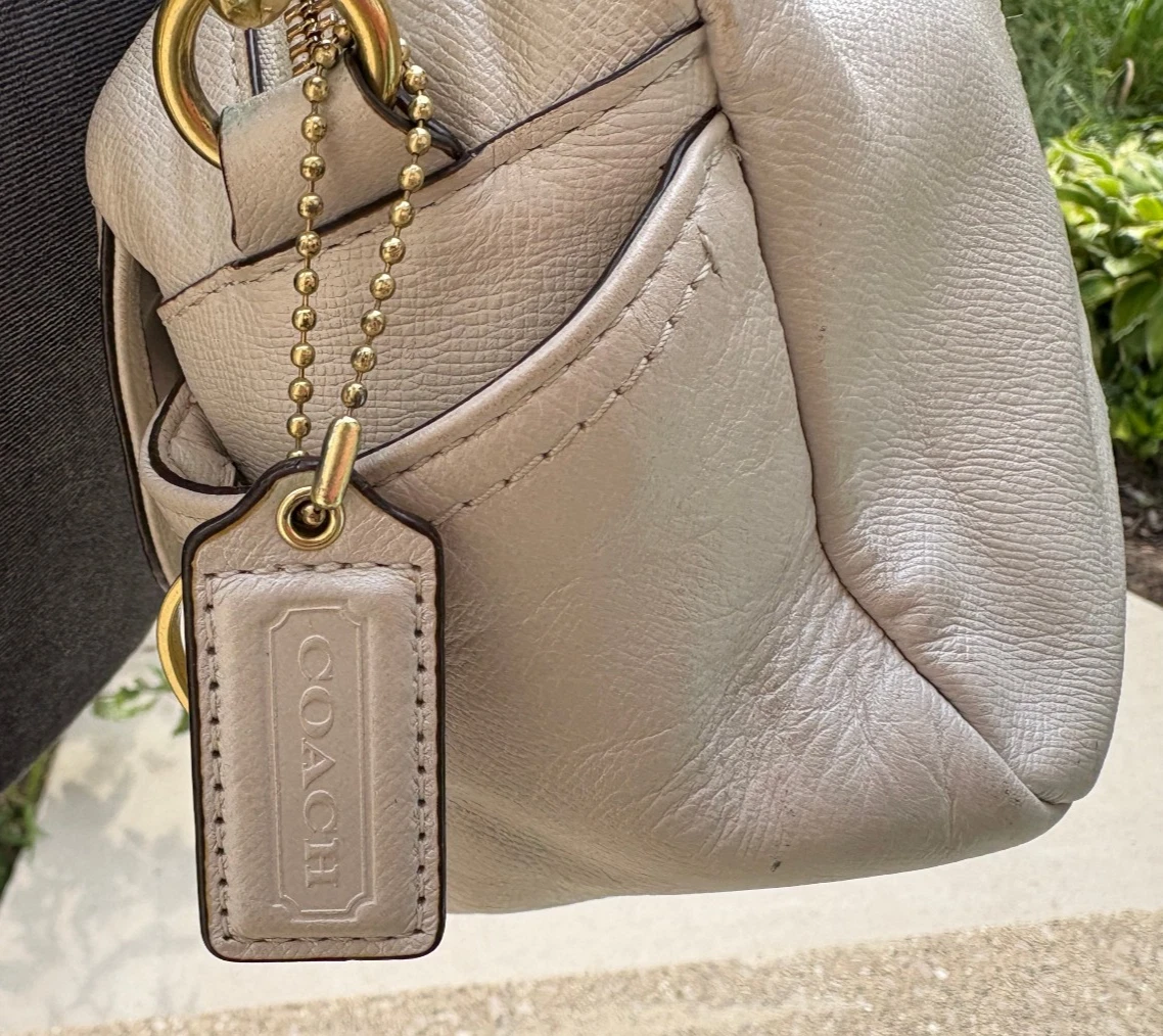 Borsa a tracolla Coach Campbell Turnlock in pelle avorio per fotocamera F24843