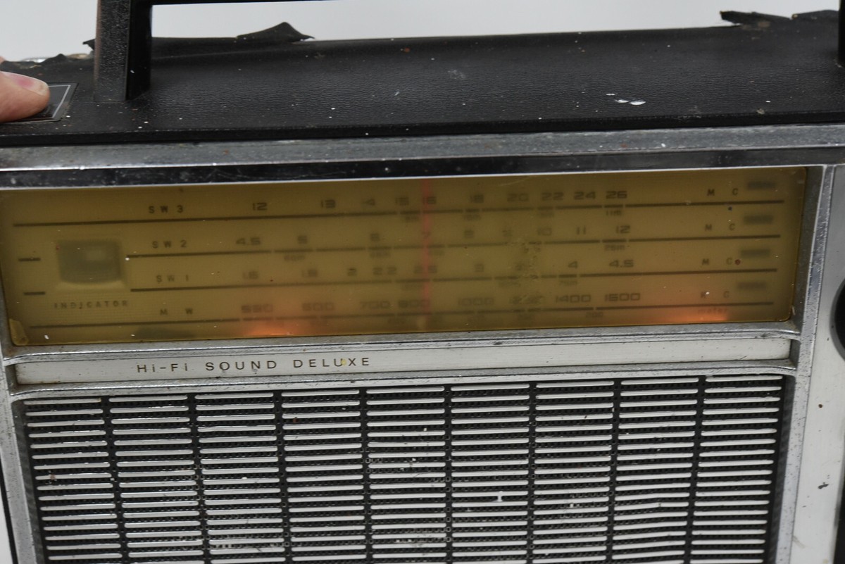 National Panasonic Hi-Fi Sound Deluxe 4-Band 9-Transistor National Panasonic Hi-Fi Sound Deluxe 4-Band 9-Transistor