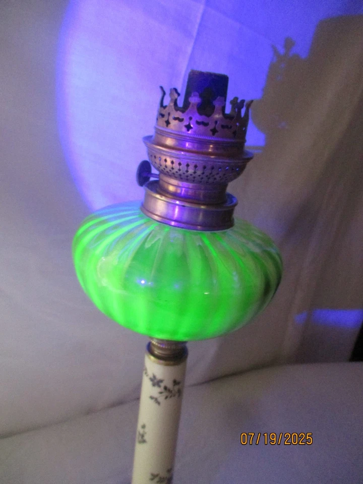 GRANDE LAMPE A PETROLE XIXe VERR OURALINE COLONNE CORINTHIENNE BRONZE PORCELAINE - Photo 4/4