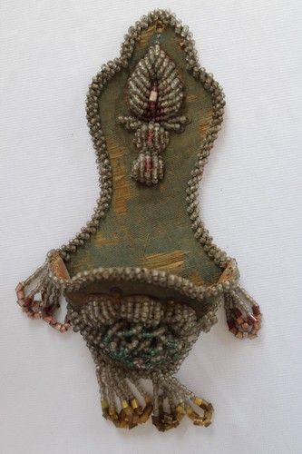 ANTIQUE IROQUOIS INDIAN BEADED WALL POCKET