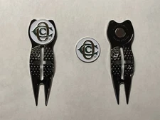 (1) Oakmont Country Club Crosshairs Divot Tool & 1" Coin Style Golf Marker