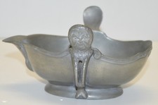 -BELLE SAUCIERE ETAIN PRISE DE MAIN MASCARONS COLLECTION DECO TABLE VITRINE