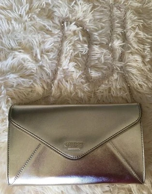 Bolso sin asas dorado Guess cadena fiesta de Navidad vacaciones glamour regalo metálico brillante - Imagen 1 de 4