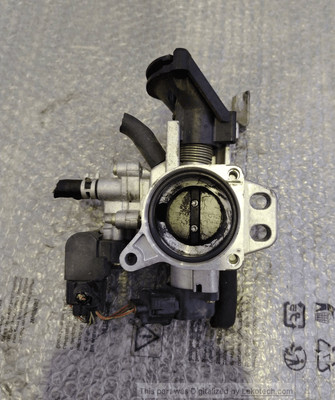 222100J010 Drosselklappengehäuse  TOYOTA YARIS 1.0 16V (FRP) Ber. 5p/b/998cc