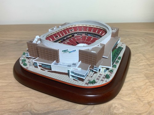DANBURY MINT FIRST UNION CENTER NBA PHILADELPHIA 76ERS FIGURE FIGURINE *RARE* - Picture 2 of 11