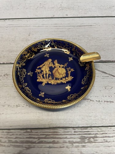 Ancien cendrier en porcelaine Limoge bleu colbalt motif couple de cour victorien.
