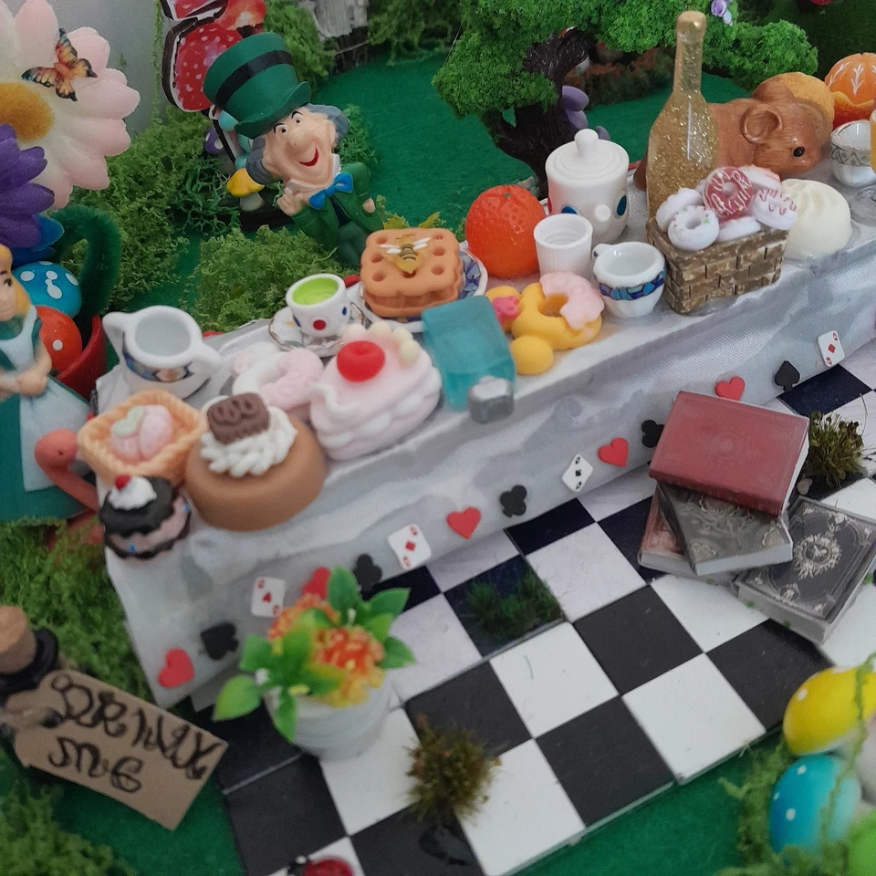 THE MAD HATTERS TEA PARTY Alice In Wonderland Centrepiece Diorama - Image 2 of 4