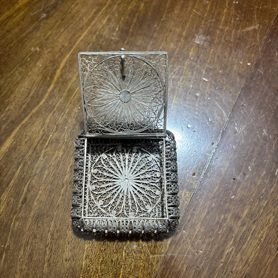 Antica scatola portapillole in filigrana d'argento 800 - Immagine 2 di 4