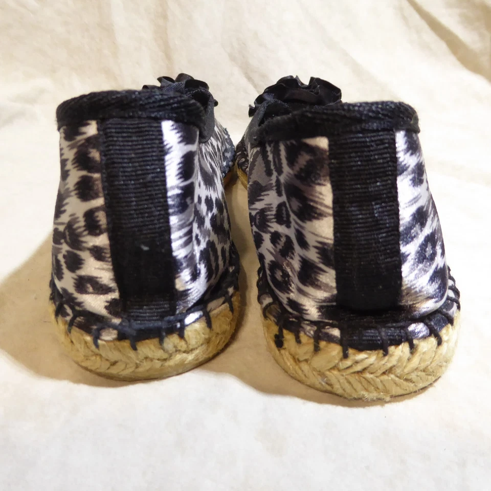 🩰 Pisos de ballet BareTraps talla 8,5 M estampado animal blanco y negro; acento floral Foto 3 de 4