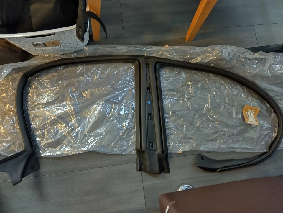 SUBARU Impreza GD Genuine Lh+Rh Exterior Window Rubber Weather Seal Brand new - Image 2 of 4