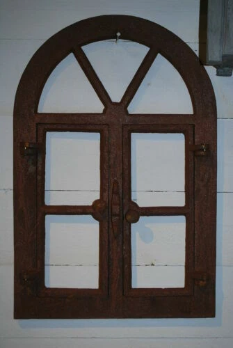 Fenêtres et volets anciens contemporains en fonte