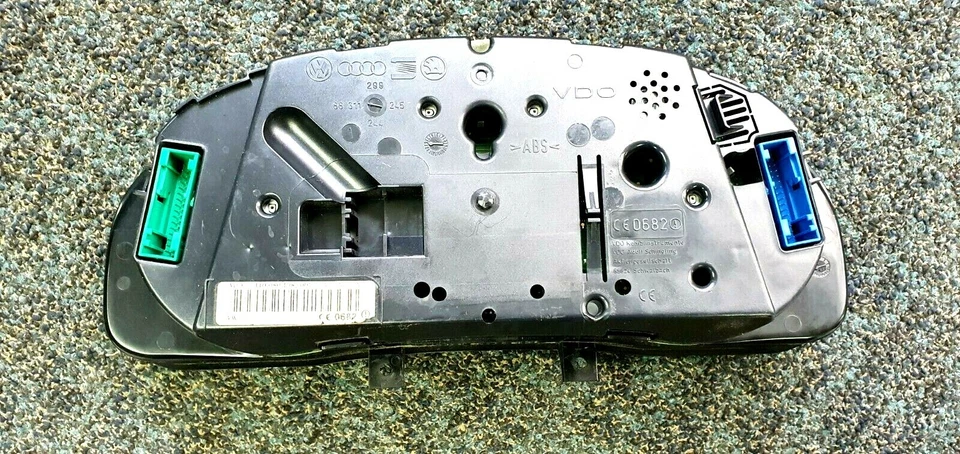 2001 2002  VOLKSWAGEN PASSAT SPEEDOMETER CLUSTER MILEAGE UKNOWN - Image 2 of 2