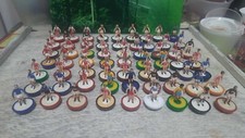Subbuteo Spares Lotto 60 + stock Spare lw giocatori dipinti e bloccati su base