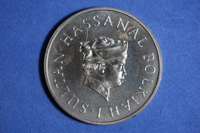 1970 Brunei Hassanal Bolkiah $1 Dollar #K57738