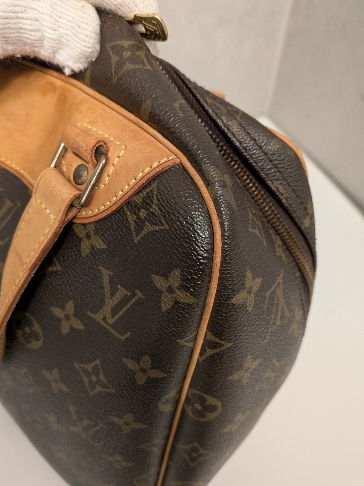 Authentic LOUIS VUITTON Excursion Handbag M41450 … - image 16