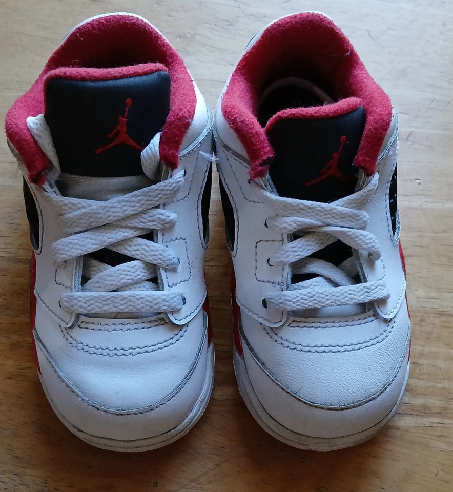 Jordan 5 Retro Bajo TD Fuego Blanco/Rojo-Negro Niño Pequeño Talla 7C Foto 2 de 4