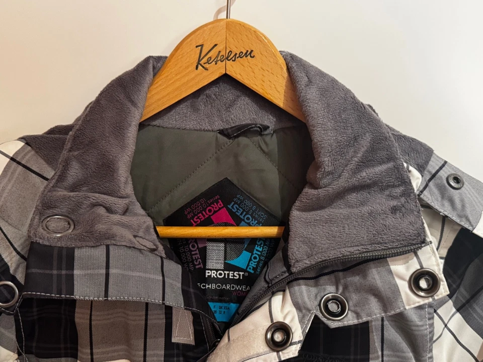 Protest Ski oder Snowboard-Jacke Damen, Gr. S, kariert weiß/grau, neuwertig - Bild 4 von 4
