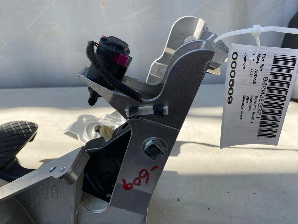 Brazo de pedal de pie de parada de freno Audi Q5 2011 con soporte montaje de piso utilitario OEM Foto 2 de 4