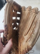 Louisville Slugger 125 LeatherLite Series RHT Glove G125-1A