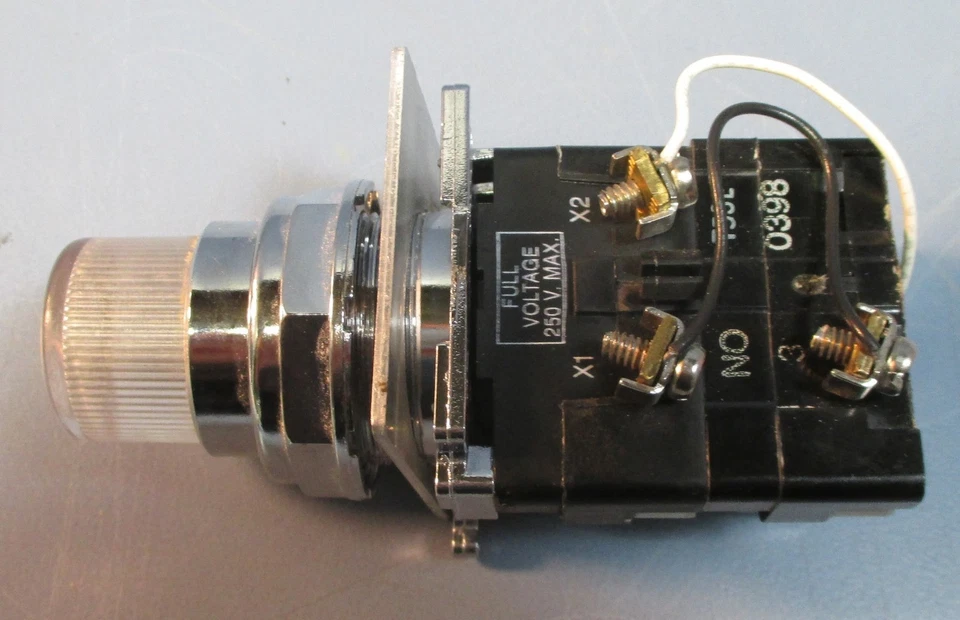 Cutler Hammer Heavy Duty Tripped/Reset Button WRSTL24 w/ Indicator - Image 3 of 4